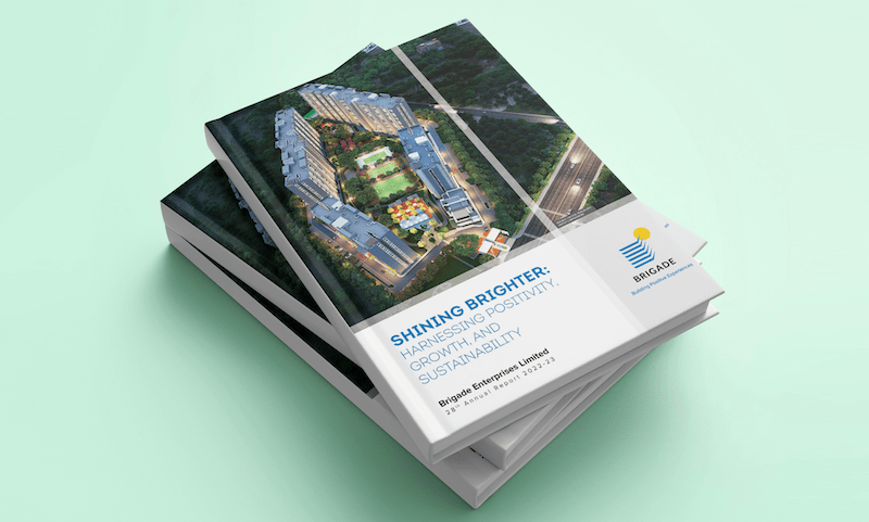 Ein Stapel Unternehmensbroschüren, darunter eine mintgrüne Fläche